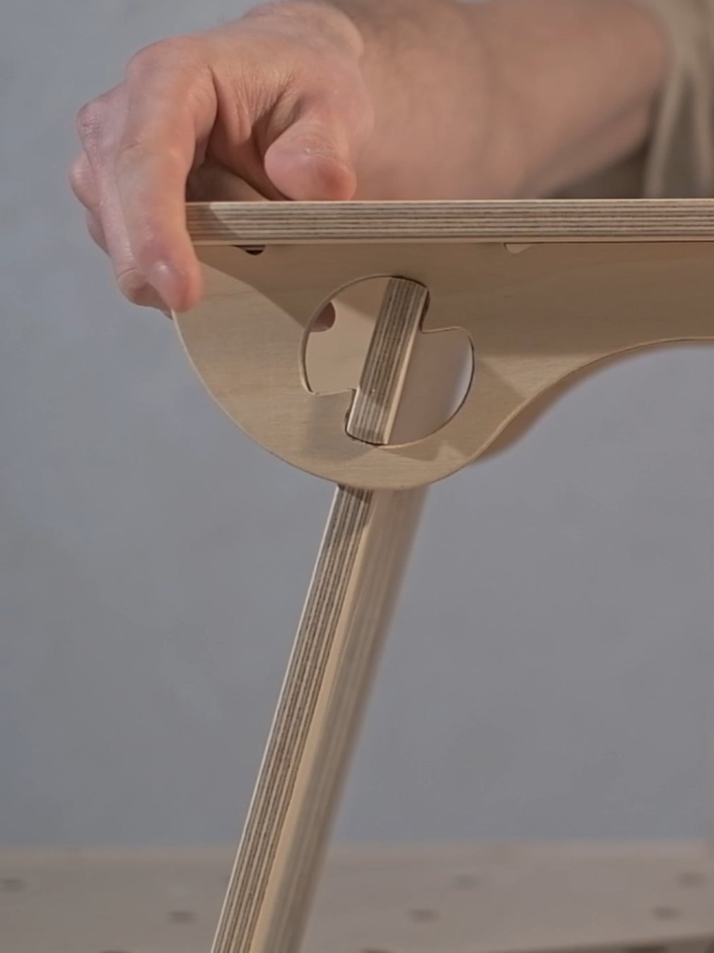 The limited-angle joint makes this bed table a special project to build. The legs fold in for easy storage and open up whenever you need the table. Perfect for working on your laptop, having a meal in bed, or even relaxing on the couch. And the best part: you can grab the Free DXF files on our website → aribabox.com #bedtable #tabledesign #diytable #tablebuild #woodtable 