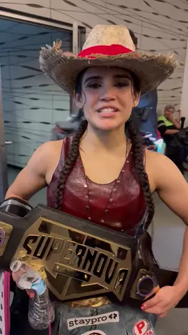 ¡Felicidades Alana Flores! 🥊 Desde Imperio de Metal celebramos tu victoria en Supernova en el Palacio de los Deportes. Disciplina, entrega y pasión… hoy brillan en el cinturón que ya llevas contigo.  ¡Campeona absoluta! 🔥🏆 @alanafloresf 🖤 @Supernova Strikers Amigo  . . . #supernova #palaciodelosdeportes #supernovaboxing #boxeomexicano #imperiodemetal 