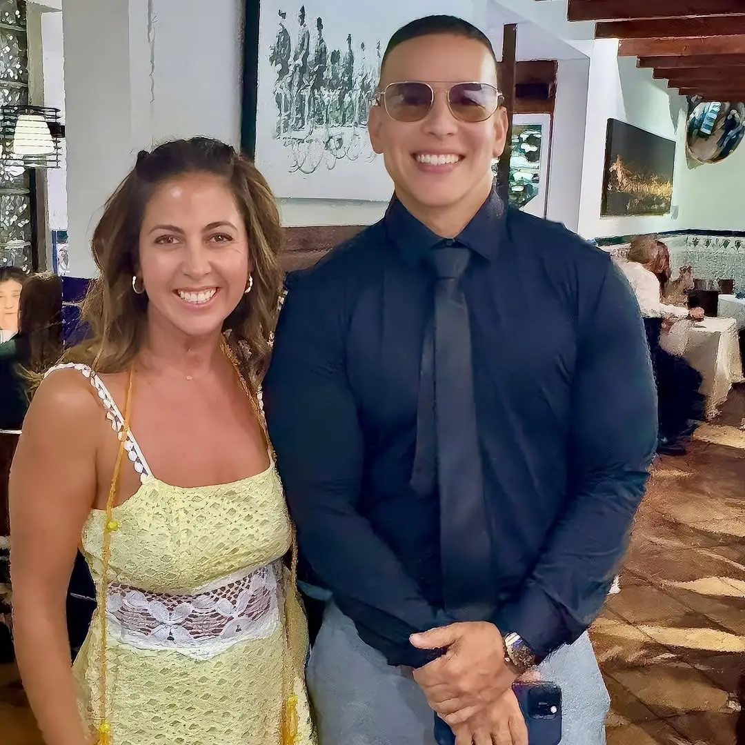 Mi primera vez en #PuertoRico 🇵🇷 y mientras todos buscan a Benito @Bad Bunny 🤭🎶 yo terminé diciendo… “Duuura, dura, dura” porque me encontré con @daddyyankee . 🔥🙌🏼 Definitivamente… qué calor, qué calor tengo en la isla del encanto 😎💃🏻 #chiquibaby #morrapower #pr #musica 