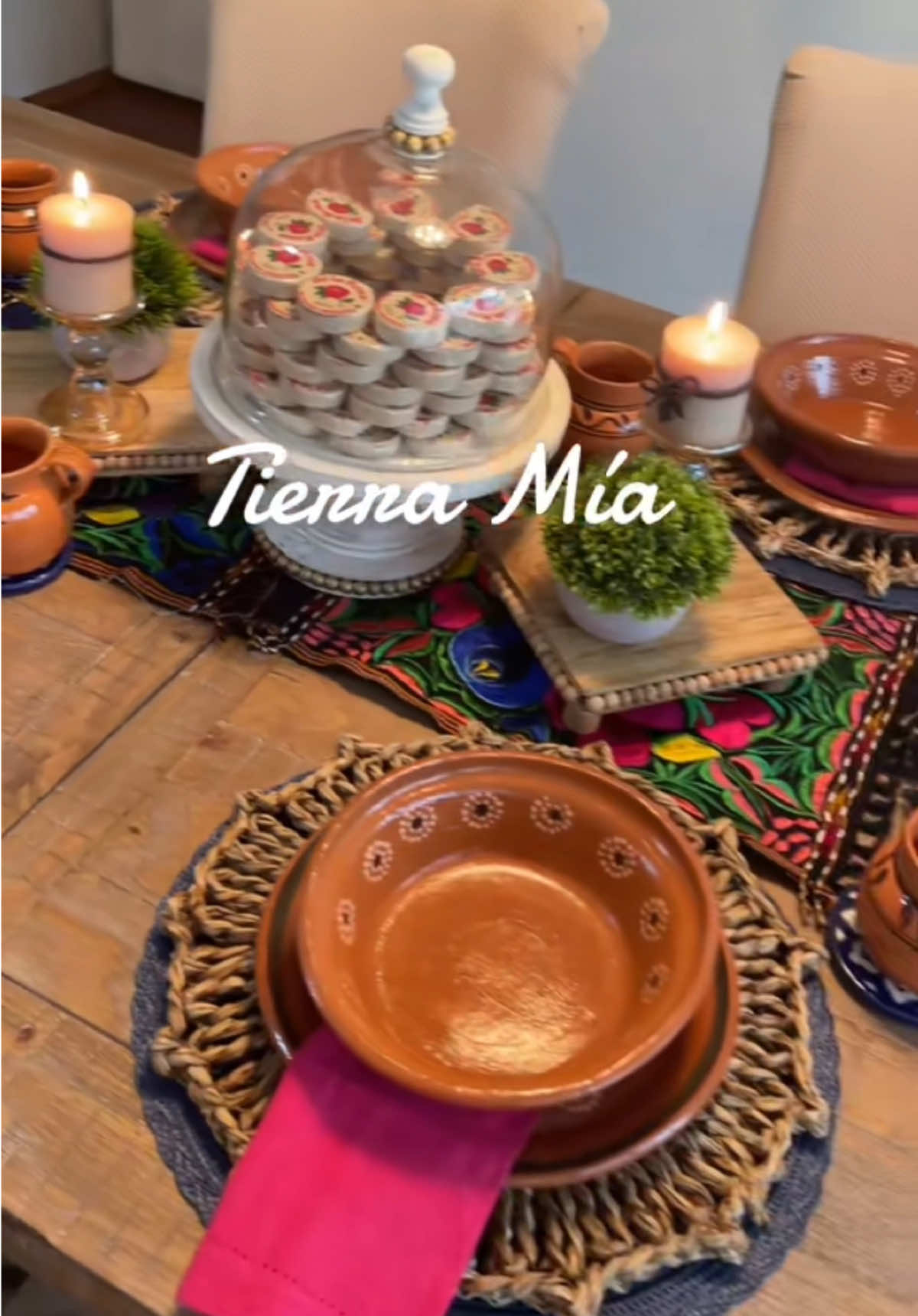 #barro #decoracion #decoracionmexicana #mesamexicana #tierramiamodaartesanal una mesa  orgullosamente mexicana está decorada con color , barro y manteles bordados. 