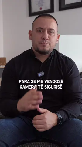 📹 Shumë prej nesh vendosin kamera sigurie për siguri më të madhe, por shpesh harrojmë një gjë të rëndësishme 👉 privatësinë e tjetrit. Kamera duhet me u fokusua vetëm në pronën tënde 🏡, pa incizu zë 🎙️, dhe nëse je biznes – duhet patjetër me pasë shenja paralajmëruese 🚫. Në momentin që kamera prek oborrin e fqinjit ose hapësirën publike 🚷, nuk është më siguri – është shkelje e privatësisë dhe mundet me pasë pasoja ligjore ⚖️. Respekto kufijtë e tjetrit, ashtu si do që edhe të tuat me u respektu. 🙏 Unë jam Avokat Petrit Lladrovci, për çdo paqartësi shkruani në komente dhe bone follow për më shumë këshilla ligjore! ⚖️📚💼 #avokat #lawyer #lawfirm #attorney #justice               