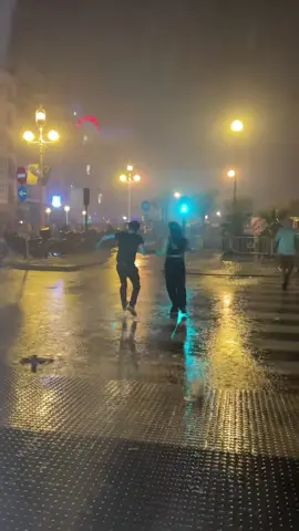 Dance in the rain #donostia #bachata 