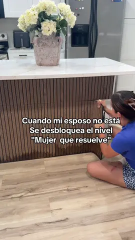 Cuando está mi esposo, yo me hago la que no sé… para que él se luzca 🙃. Pero cuando no está, me toca sacar mi modo mujer que todo lo resuelve 💪😂. ¿Soy la única que juega a tener dos versiones? #creatorsearchinsights #momlife #momoftiktok #husbandwife #latinamom 
