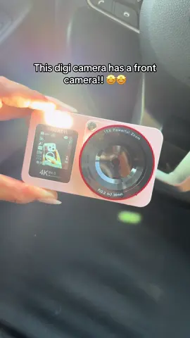 This digi camera has a front and back camera 🤩