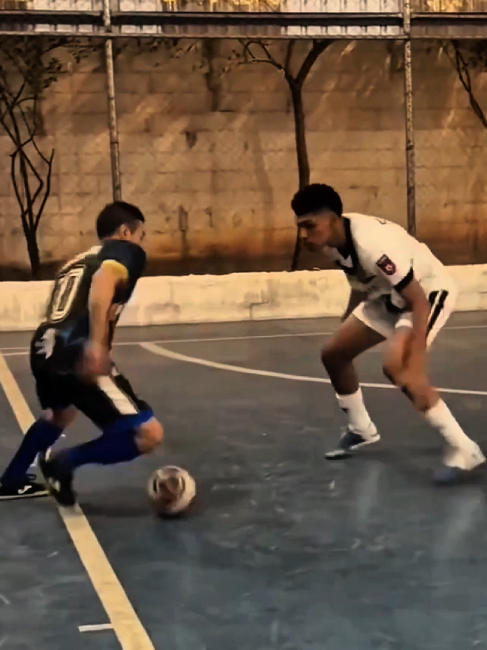 forma brasileira de driblar🇧🇷 #futsal #skills #viraltiktokvideo #footballedit #dribleshumilhantes 