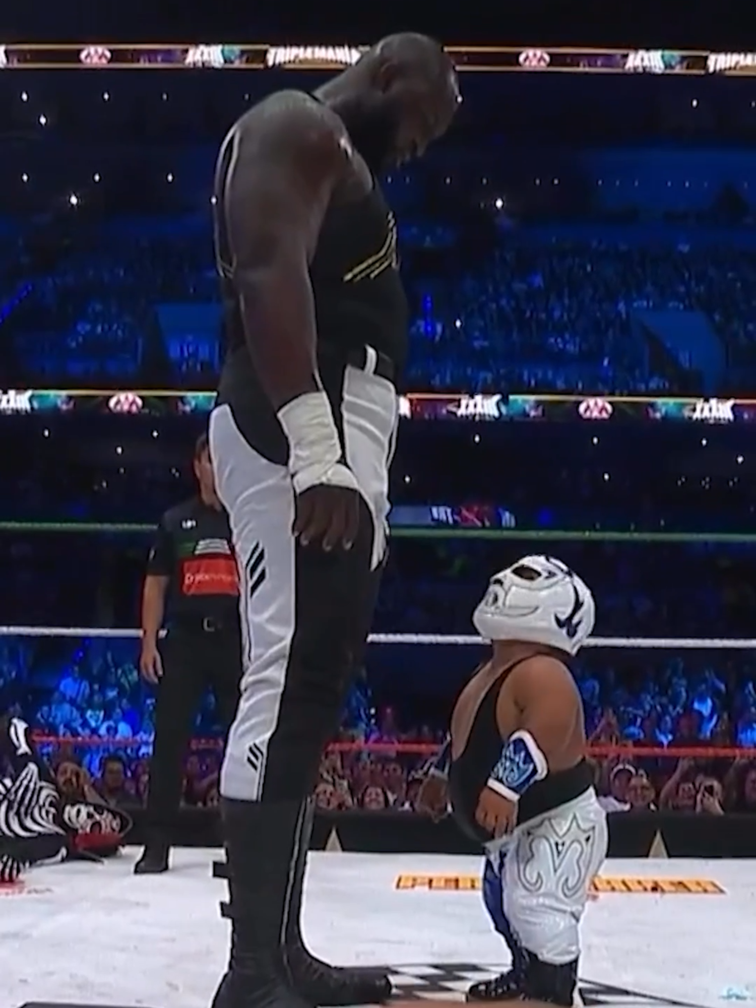 El luchador más pequeño #Microman no tuvo miedo de encarar a El Gigante #Omos 💥😱