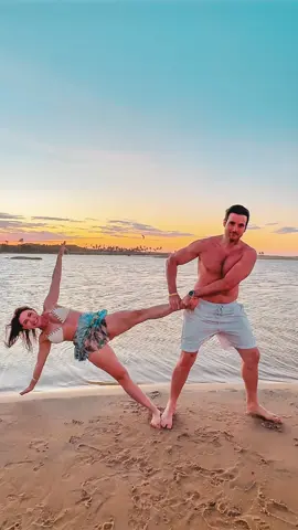Pose sem graça, nunca mais! 😂 marque seu amor para fazer essa foto com você! 😍 #photo #couple #couplechallenge #pose 