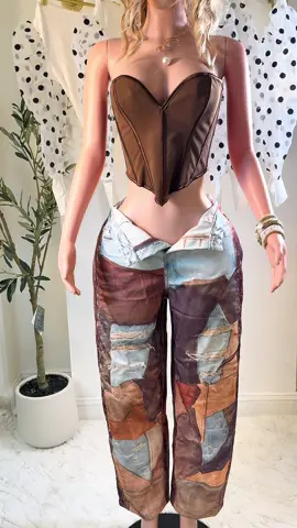 🔥Outfit que roba miradas🔥 Corset chocolate + jeans patchwork = combinación perfecta para un look atrevido, moderno y único.✨ ¿Lista para destacar donde vayas?😍 Disponible ahora mismo, haz tu pedido con envío a todo USA, Puerto Rico y República Dominicana. 👉Corre al link en mi bio antes que se agoten. #Albidalove #FashionStyle #OutfitDelDía #LatinaFashion #OOTD  