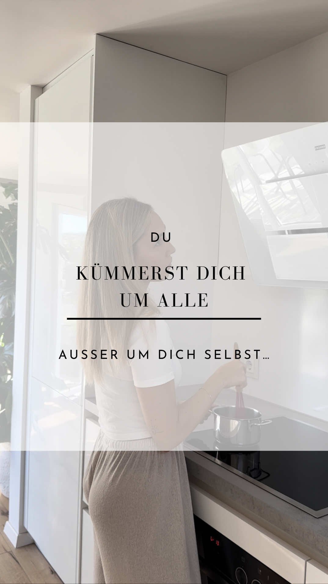 Du stehst morgens auf und der Tag ist schon verplant, bevor er überhaupt begonnen hat. Arbeit, Termine, Familie, Verpflichtungen – alles bekommt seinen Platz. Nur du nicht. 😔  Und wenn du dir doch mal Zeit nehmen willst, flüstert diese Stimme: „Jetzt kann ich doch nicht einfach nichts tun. Erst muss ich alles erledigen.“ Aber mal ehrlich: Wann ist wirklich alles erledigt? Genau – nie. ❌📋  Die Wahrheit ist: Deine Erschöpfung kommt nicht nur von deiner To-Do-Liste. Sie kommt davon, dass du dich selbst ständig hintenanstellst. Du bist wie ein Akku, der alles auflädt, außer sich selbst. 🪫  💡 Probier mal das hier: Heute stellst du dir 3× am Tag einen Wecker mit der Frage: „Was würde mir jetzt gut tun und sei es nur für 2 Minuten?“ Z.B. Atmen. Strecken. Wasser trinken. Fenster öffnen. Klingt klein, verändert aber langfristig alles. Denn so lernst du, wieder mehr auf deine Bedürfnisse zu achten.  In der Mentuna-App lernst du, solche Momente zur Gewohnheit zu machen, bis Selbstfürsorge kein Extra mehr ist, sondern ein fester Teil deines Alltags. 🪷  📲 Lade dir Mentuna jetzt kostenlos auf www.mentuna.com herunter und fang an, dich so zu behandeln, wie du alle anderen behandelst – mit Fürsorge. 🫶🏼  📌 Speicher dir diesen Beitrag ab, damit du dich selbst nicht mehr vergisst!  #selbstfürsorgeleben #mentalhealthdeutsch #stressreduktion #mentuna #burnoutprävention
