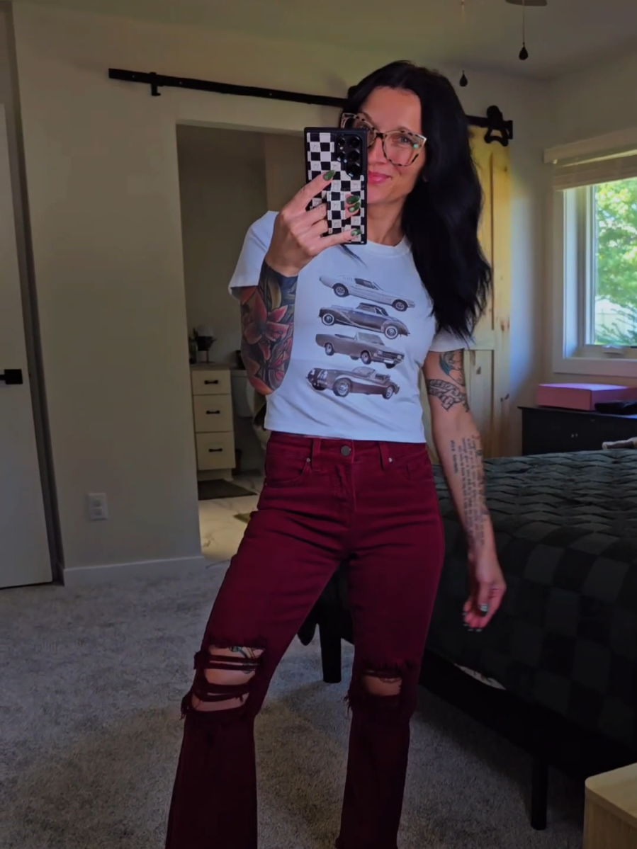CHEFS FREAKING KISS!!!! These jeans are so good yall!! This wine color is absolutely gorgeous. There is a tummy control panel, stretchy and so dang comfy! Wearing a size 0. For reference I am 5'2 115lbs❤️