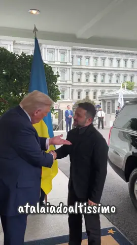Detalhes da Cúpula (18 de agosto de 2025) Participantes e Contexto •	O encontro ocorreu na Casa Branca, com a presença de Trump, Zelensky e líderes europeus de peso, como o primeiro‑ministro britânico Keir Starmer, os presidentes Macron (França), Stubb (Finlândia), e chefes da Comissão Europeia e da OTAN. •	O objetivo principal foi discutir o fim da guerra na Ucrânia, com foco em garantias de segurança fortes e duradouras. Motivos e Posições •	Trump mencionou que o encontro foi uma honra e que houve progresso nas conversas. Ele afirmou: “Vamos trabalhar com a Ucrânia… garantir que seja uma paz duradoura… não uma paz de dois anos”. •	Zelensky saudou os “esforços” de Trump em encerrar o conflito. •	Antes da cúpula, Trump sugeriu que a Ucrânia abandone a tentativa de recuperar a Crimeia e sua entrada na OTAN, mas Zelensky rejeitou qualquer concessão territorial. Garantias de Segurança e Envolvimento Militar •	Trump não descartou a possibilidade de desdobrar tropas americanas na Ucrânia num eventual acordo de paz — afirmou que os EUA “estariam envolvidos”. •	Ele também destacou que os países europeus deveriam atuar como “primeira linha de defesa”. Posicionamentos de Zelensky e Concorrência Diplomática •	Zelensky indicou disposição para uma reunião tripartida (Trump–Putin–Zelensky) se isso ajudasse a alcançar a paz, apesar da cautela em ceder território. • Zelenskyy também respondeu ao jornalista que o zombou anteriormente por sua vestimenta: “Você está usando o mesmo terno da última vez” •	Sua postura firme contrasta com a pressão de Trump por concessões territoriais. Vídeo Curioso nas Redes Sociais •	No mesmo dia da reunião, forças russas foram mostradas usando um veículo blindado M113 (fabricado nos EUA) nas proximidades de Malaya Tokmachka, exibindo bandeiras dos EUA e da Rússia. Foi interpretado como uma provocação simbólica às negociações Trump–Putin e Trump–Zelensky.