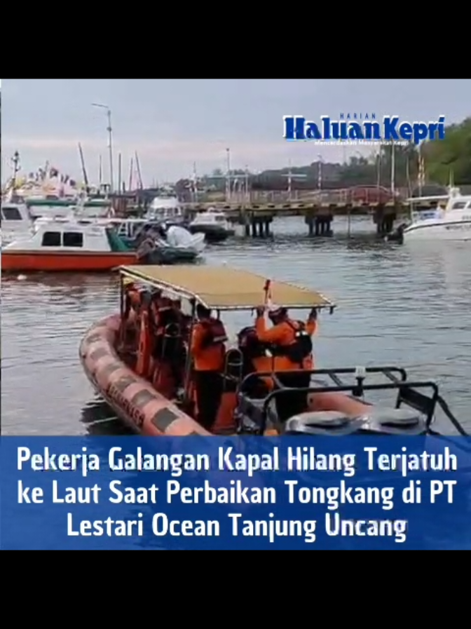 Seorang pekerja galangan kapal, Ignasius (47), dilaporkan hilang setelah terjatuh ke laut saat melakukan perbaikan kapal tongkang di kawasan perairan PT Lestari Ocean Indonesia, Tanjung Uncang, Kota Batam, Senin (18/8/2025) sore. Peristiwa itu terjadi sekitar pukul 15.00 WIB. Beberapa rekan kerja sempat berupaya mencari korban dengan peralatan seadanya, namun tidak berhasil.  “Kami sudah coba menolong, tapi arus cukup deras, dan korban langsung tenggelam,” ujar salah seorang pekerja yang enggan disebutkan namanya. Kepala Basarnas Tanjungpinang Fazzli mengatakan, setalah mendapatkan laporan peristiwa tersebut, pihaknya langsung menindaklanjutinya dan mengerahkan lima personel Tim Rescue menggunakan RIB (Rigid Buoyancy Boat) 03 Basarnas.  