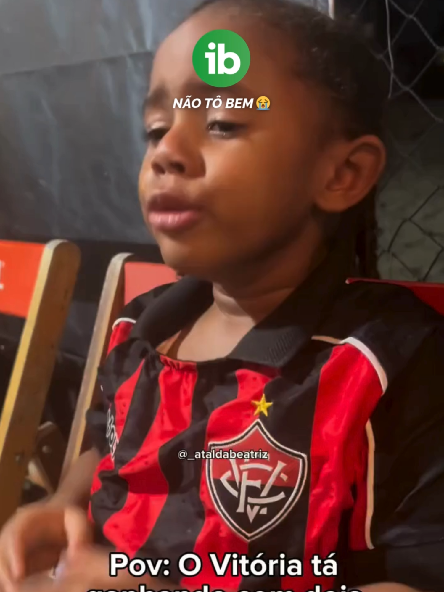 Ninguém falou que seria fácil, mas também não precisava ser difícil... 😮‍💨✋ Depois de abrir dois gols de diferença e deixar empatar de novo, é assim que o torcedor rubro-negro se encontra em plena segunda-feira. Tá bom pra vocês? 🥲⚽👎 Você não tinha o direito de fazer uma criança chorar (eu), @ecvitoria! 😭💔   Siga @portalibahia para mais conteúdos 📲 🎥 Reprodução / @_ataldabeatriz   #Ibahia #ECVitoria #ECV #Vitória #LeaoDaBarra #Colossal #RubroNegro #Barradao #Torcida #Brasileirao #RenatoKayzer #Futebol #Juventude