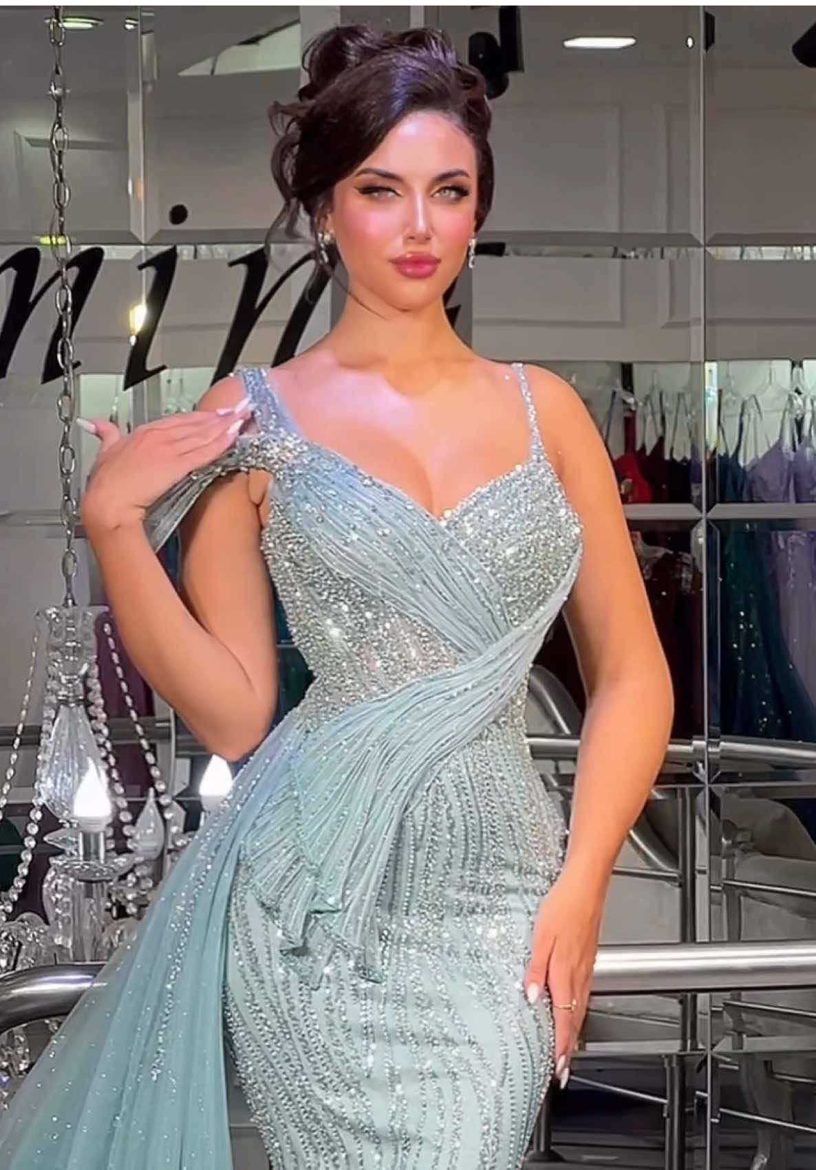 Prête à briller… seriez-vous la reine de la soirée dans cette robe ?