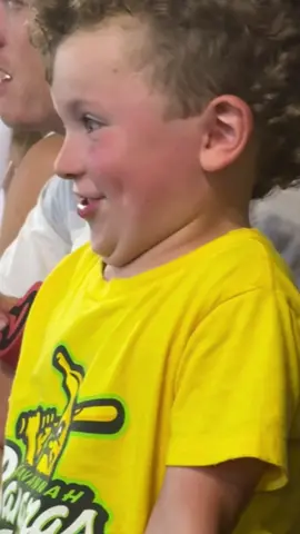 when you had been waiting the entire day to see stilts from @thesavbananas and you finally see him 🤣 #savannahbananas #bananaball #stilts 