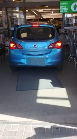 🚨 Rentner auf Drive-In-Tour im EDEKA! Ein 79-jähriger Rentner fuhr mit seinem Opel Corsa mitten in die Eingangsschleuse eines EDEKA-Marktes – und blieb dort stehen. 😳 Ob er dachte, es wäre ein Drive-In-Supermarkt? Oder lag’s an der Hitze? 🌞🚗🥵 Die Polizei rückte an, rangierte den Wagen raus und brachte den Mann schließlich nach Hause – sicherheitshalber nicht in, sondern nur vor die Haustür. 🏠👮‍♂️ Video: Lesereporter
