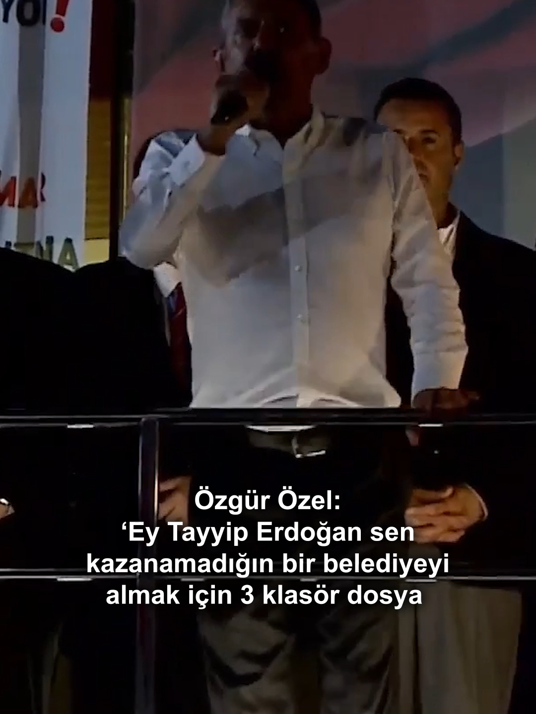 CHP Aydın Büyükşehir Belediye Başkanı Özlem Çerçioğlu'nun AKP'ye katılmasının yankıları sürüyor. Aydın Büyükşehir Belediye Başkanlığı binası önünde yapılan mitingde CHP Genel Başkanı Özgür Özel “Ey Tayyip Erdoğan sen kazamadığın bir belediyeyi almak için 3 klasör dosya hazırlattığın birisinin yakasına rozet takmaya tenezzül ettin! Tamahkârsın, acizsin, zavallısın!” dedi.   #t24 #chp #özgürözel #aydın #özlemçerçioğlu #akp #receptayyiperdoğan #belediye #milletiradesinesahipçıkıyor #miting #keşfet