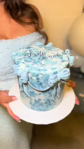 Check out Sellerbearbakery on ig 🎂✨ Make sure to order the new banana cake with cream cheese filling. Everyone wanted seconds! So good!! #babyshower #cake #babyinbloom 