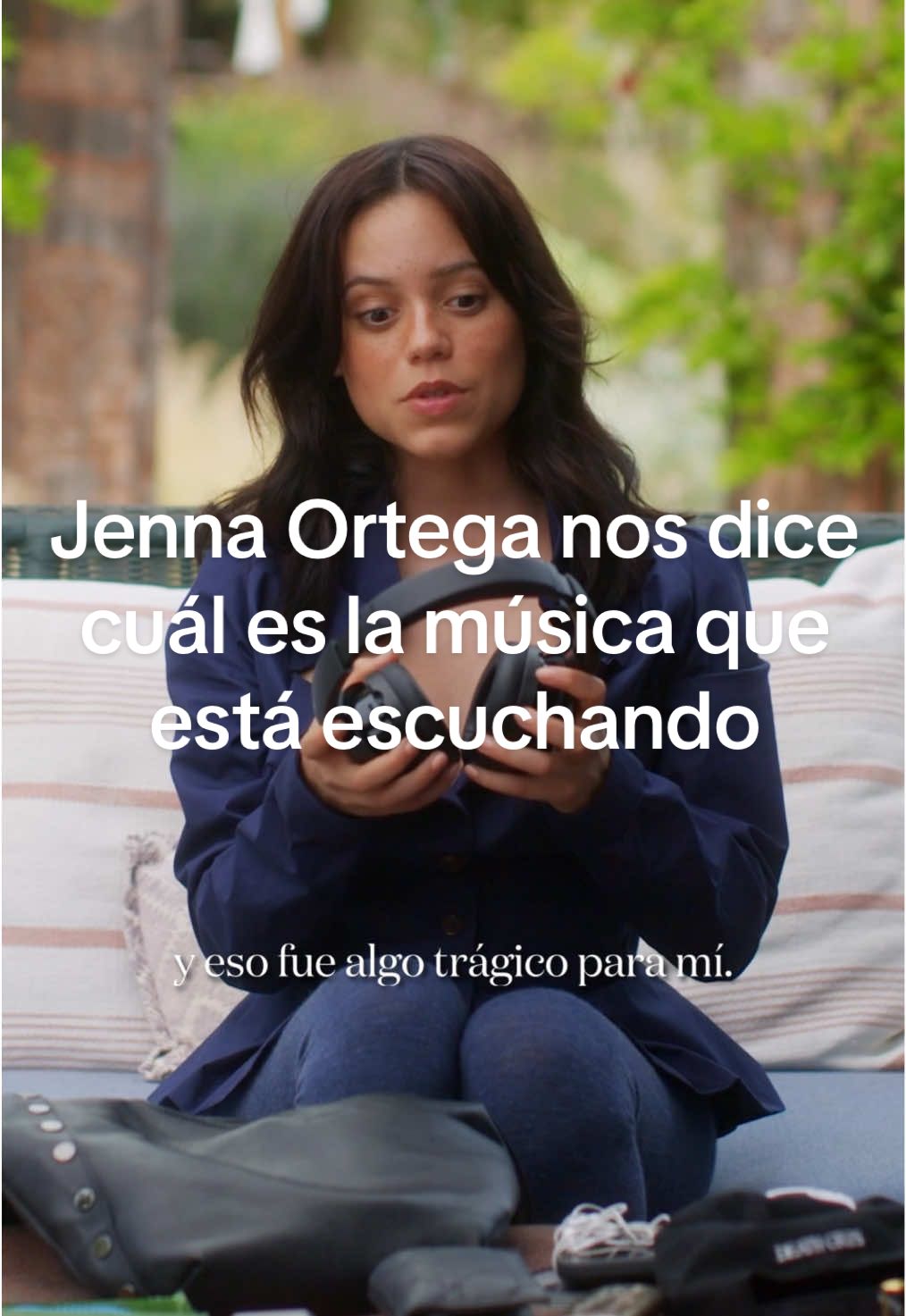 Por supuesto que #JennaOrtega, nuestra portada de septiembre, también es una amante de la #musica. Desde Dean Blunt hasta Arthur Russell, la actriz de #Wednesday nos confiesa lo que está escuchando ahora mismo. #moda #belleza 