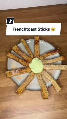 🍞 Airfryer French Toast Sticks mit Pistazien-Dip 🍃 Snack oder Frühstück – außen knusprig, innen soft und mit High Protein Dip. Zutaten  	•	3 Scheiben American Sandwich Vollkorntoast  	•	1 Ei  	•	80 ml Proteinmilch 	•	30 g Whey Protein  	•	4 g Chunky Flavour  	•	30 g Erythrit 	•	10 g Zimt 	•	50 g High Protein Schoko- oder Pistazienpudding  Zubereitung 	1.	Ei, Milch, Whey, Chunky & Zimt verquirlen. 	2.	Toast in Streifen schneiden und in der Mischung wenden. 	3.	French Toast Sticks im Airfryer bei 180 °C 8–10 Minuten knusprig backen (nach halber Zeit wenden). 	4.	In einem Kreis anrichten, Pudding-Dip in die Mitte stellen. 	5.	Mit etwas Erythrit/Zimt bestreuen – fertig! Nährwerte (pro Portion, ca.) 	•	Kcal: 608 	•	KH: 60 g 	•	Protein: 56 g 	•	Fett: 12 g Tipps 	•	Für Extra-Crunch: Toast vorher leicht antrocknen lassen.