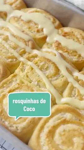 RECEITA AQUI! - Fatias Húngaras, ou rosquinhas de coco, estão entre os pães caseiros mais deliciosos que eu já fiz! Uma receita de antigamente com umas mudancinhas que eu fiz pra deixar as roscas mais fofinhas, acho que vocês tem que fazer! 	 	Fatias Hungaras (12 unidades) 	• 240ml leite (temperatura ambiente) 	• 65g manteiga derretida 	• 1 ovo grande 	• 45g açúcar refinado 	• 1 colher chá sal 	• 15g (1 colher de sopa) de leite em pó 	• 500g farinha de trigo 	• 1 envelopinho (10g) fermento biológico seco 	Recheio: 	• 100g de manteiga amolecida 	• 130g açúcar refinado 	• 80g de coco ralado 	Cobertura: 	• 1/2 lata de leite condensado (para finalizar) Na tigela da badedeira ou numa tigela grande, misture o leite, manteiga, ovo, açúcar, sal e leite em pó. Misture com um fouet, junte a farinha e o fermento e sove com p gancho (ou à mão) por 10 minutos. Deixe descansar em uma tigela untada e coberta até dobrar de volume (cerca de 1 hora). Misture todos os ingredientes do recheio e reserve. Unte uma forma de 20X30cm com desmoldante. Abra a massa em um retângulo de 30X 40cm. Espalhe o recheio, enrole e corte em 12 pedaços, conforme o video. Ajeite as rosquinhas na forma preparada e deixe crescer novamente por cerca de 45 minutos, até crescerem e se tocarem. Enquanto isso, aqueça o forno a 180 graus. Leve para assar até dourarem, cerca de 25 a 30 minutos. Espalhe o leite condensado sobre os pãezinhos ainda quentes. Ficam mais gostosas no mesmo dia em que foram assadas mas podem ser reaquecida e consumidas em até dois dias. #fatiashungaras #roscadecoco #paodoce #paocaseirofofinho 