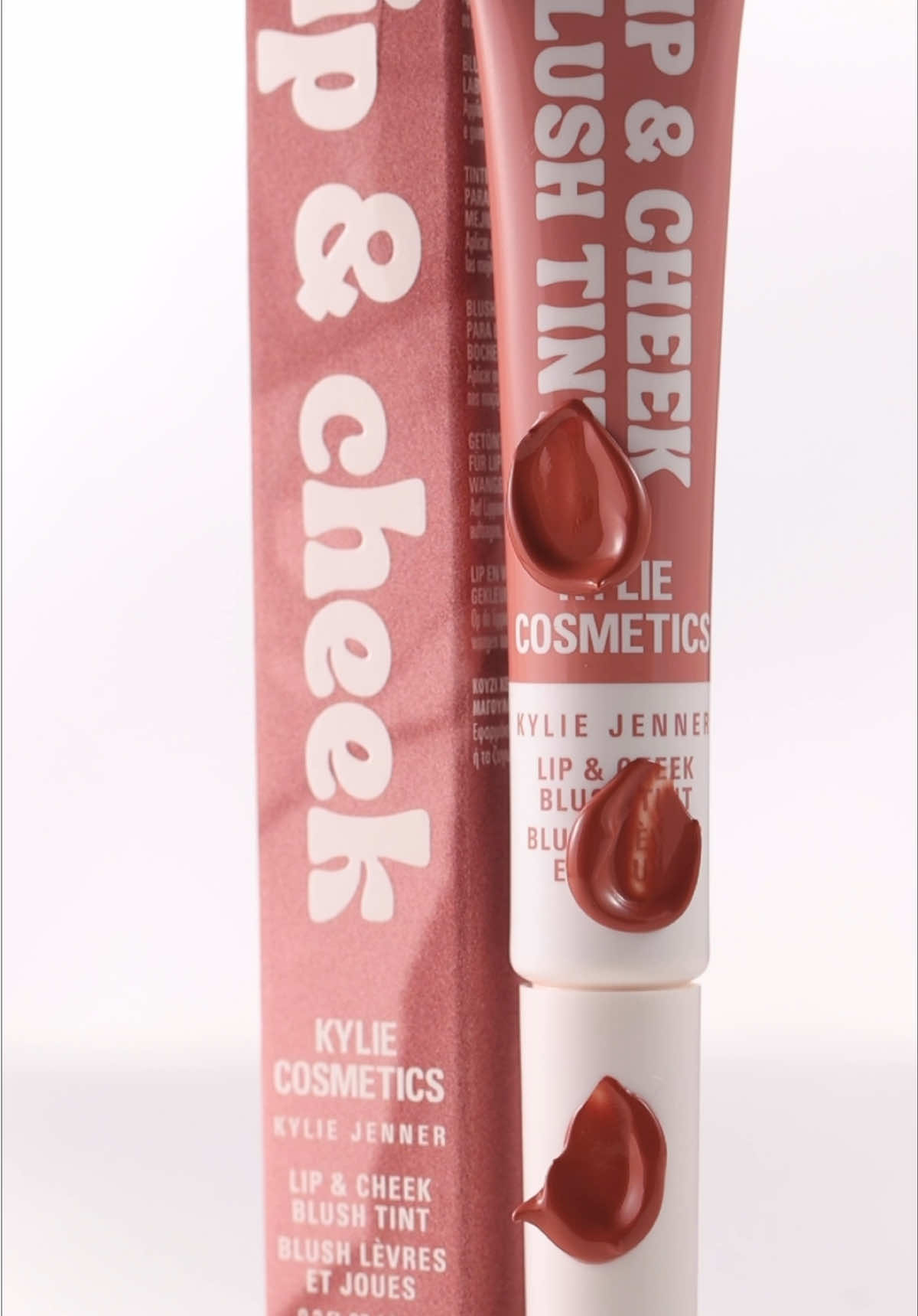 @Kylie Cosmetics lip and cheek tint blush in shade pretty in neautral  #kyliecosmetics #blusher #macromakeup #neutralmakeup 