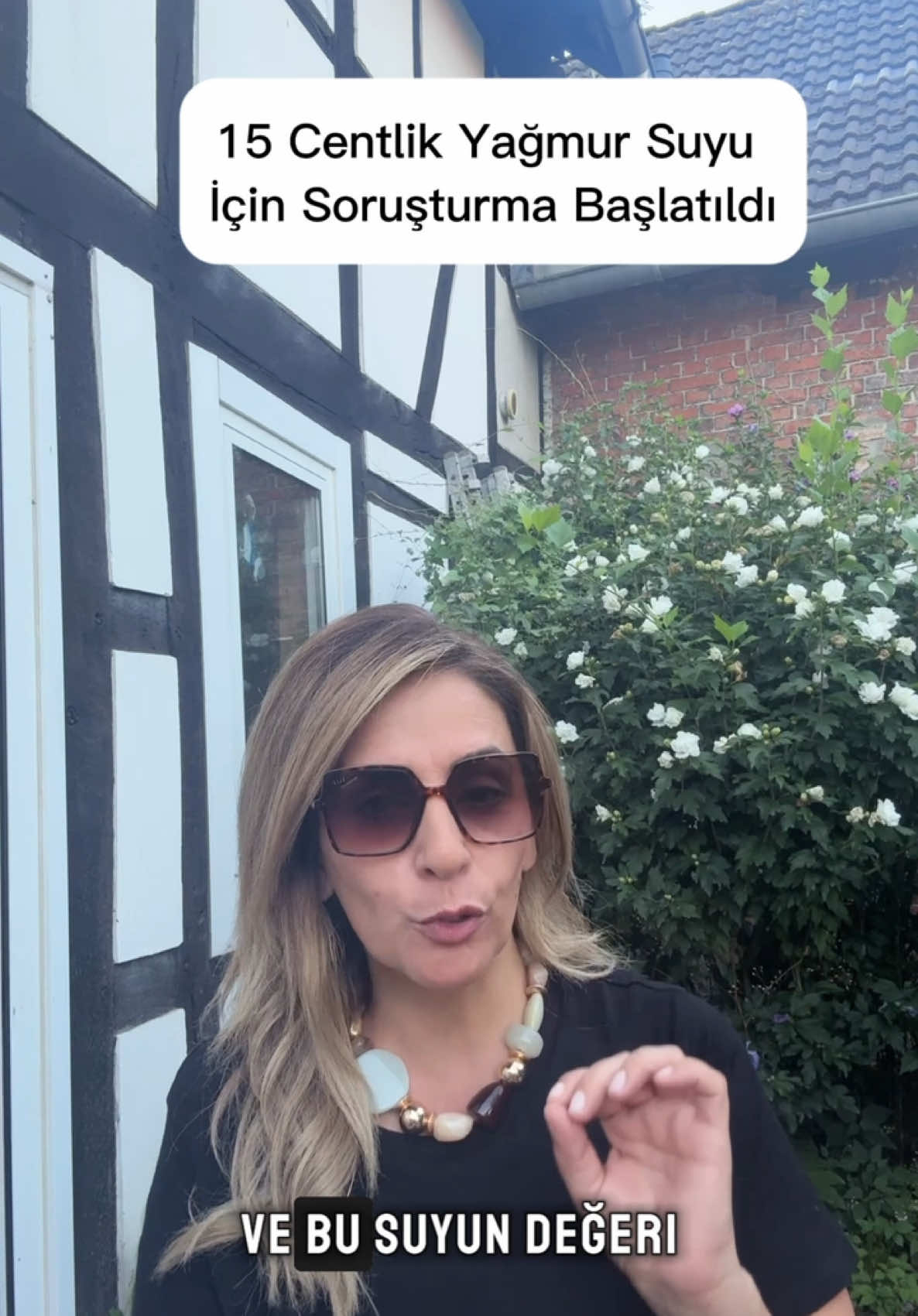 Almanya’nın Konstanz kentinde, bir kadın gece 4’te komşusunun bahçesinden 15 cent değerinde yaklaşık 40 litre yağmur suyu aldı. Polis duruma müdahale etti ve kadın hırsızlık suçlamasıyla soruşturuluyor. Sosyal medyada tartışma büyüdü: Bazıları kurallara uyulması gerektiğini savunurken, bazıları bu kadar az değer için polis vakti harcanmasını eleştiriyor. #almanya #haber #haberler #almanyadakitürkler 
