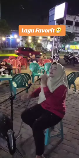 Lagu Favorit April😁... #jualansambiltiktokan😊😊😊 #doyannyanyi #cafepinggirjalan #bikinrame #hobinyanyi @April1802 @erenofficaltiktok 