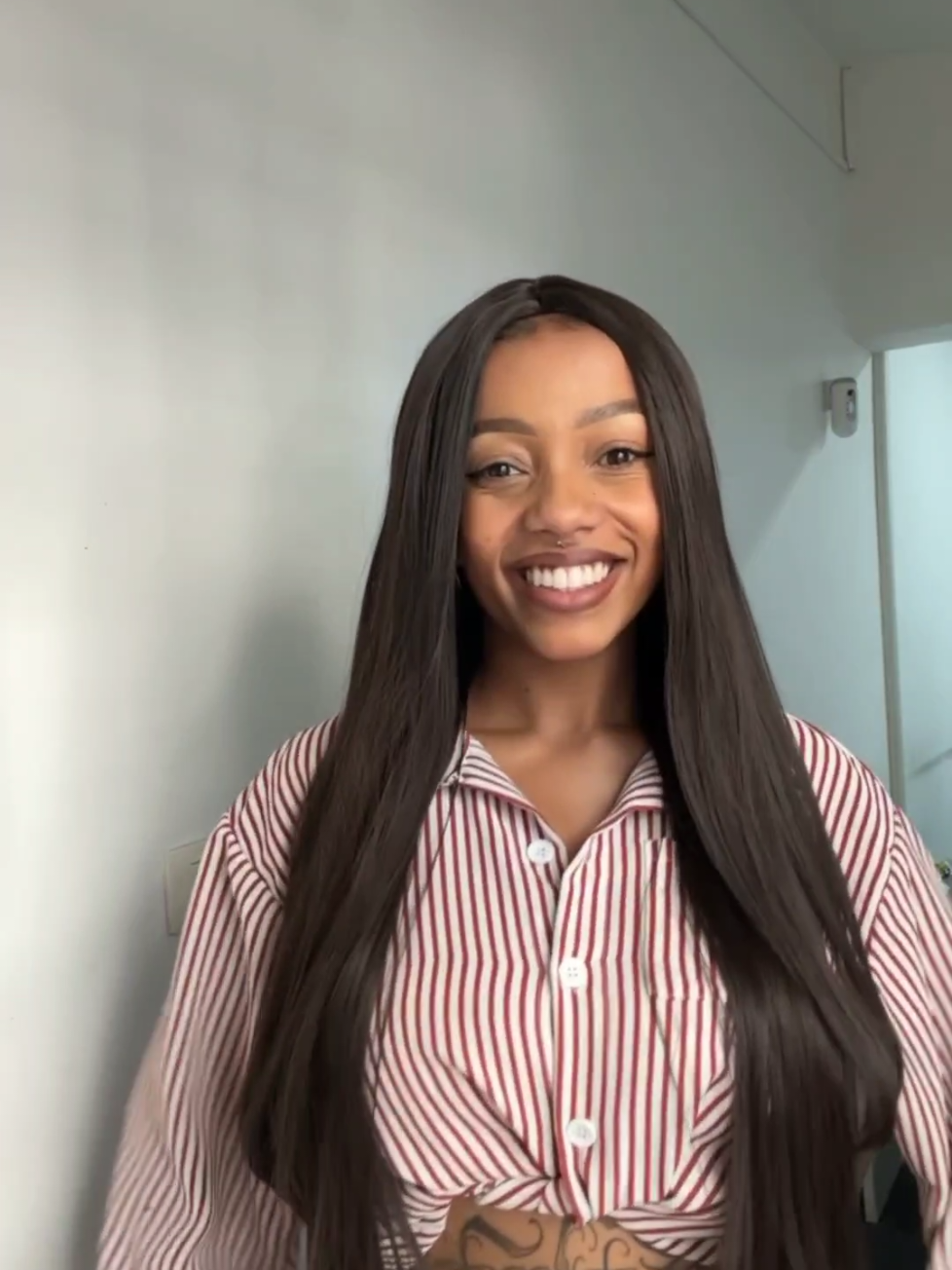 Nick voltou meus amores! 🤩🥳 Modelo liso sem franja 80cm • Fibra Orgânica PREMIUM • Não precisa colar • Adere creme • Aquenta Temperatura Entregamos para TODO BRASIL 🇧🇷📦 #belledesse #perucas #wigcomum #lacewig 
