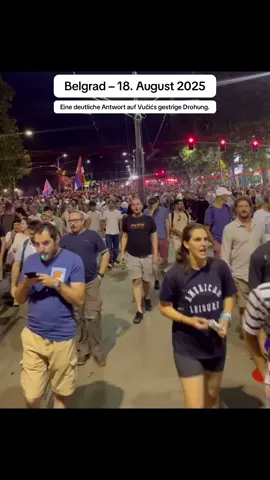 Es ist Montagabend. Die Polizei geht (neben SNS-Schlägertruppen) seit Tagen äußerst brutal gegen protestierende Bürger*innen in #Serbien vor. Das ist die Antwort der Zivilgesellschaft u.a. auf die gestrige Drohung von Vučić. Die Straßen in Belgrad füllen sich. Es wird „Alle auf die Straßen” skandiert. #DemokratieVereint