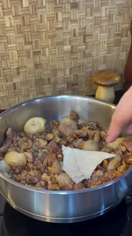 قلية موصلية كما يجب أن تكون 👌🏼 المكونات: ربع ليه كيلو حبل ظهر بصل صحاح يفضل بنفسجي ملح فلفل أسود برش قشر ليمون هيل ورق غار ملعقة دبس تمر  @yaso_yousef  . . . . . . . . #طبخ  #اكسبلور #explore  #followforfollow  #fyp      شنو تحبون تضيفون للقلية!؟