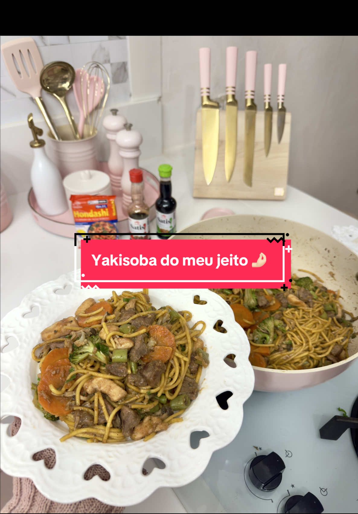 A jantinha de hoje está sensacional!  Uma das minhas receitas favoritas! Esse é o #YakissobaDoMeuJeito no estilo Amor de Casinha 💕 Com temperos especiais, que fazem toda a diferença no sabor da comida. No meu Yakisoba não pode faltar shoyu Satis!®️ e HONDASHI®️! Ingredientes:  400g de filé-mignon 400g de peito de frango ½ col. (chá) de gengibre ralado 1 sachê de HONDASHI®️ (o tempero à base de peixe bonito que realça tudo!) Depois passo na farinha de trigo (½ xícara) e frito aos poucos no óleo quente. Fica suculento e douradinho! Molho 1 xíc. (chá) de água  4 col. (sopa) de Molho Shoyu Satis!®️ Tradicional  1 col. (chá) de gengibre ralado Mistura tudo e reserva. Na panela, adicionei: 1 colher de sopa de manteiga  3 dentes de alho  1 bandeja de shimeji (200g) 1 cenoura pequena em rodelas ½ maço de brócolis ninja ½ maço de couve-flor 10 vagens médias Todos aferventados, pra manter a crocância! Já pode adicionar as carnes aos legumes também! Usei macarrão próprio pra yakissoba (500g cozido al dente), mas o espaguete também funciona! Finalizei fritando o macarrão no óleo de gergelim, misturei tudo na panela e pronto! Modo de fazer no vídeo 💕 Para essa e mais receitas, visite o site de @Sabores Ajinomoto 🫶🏻  *publi