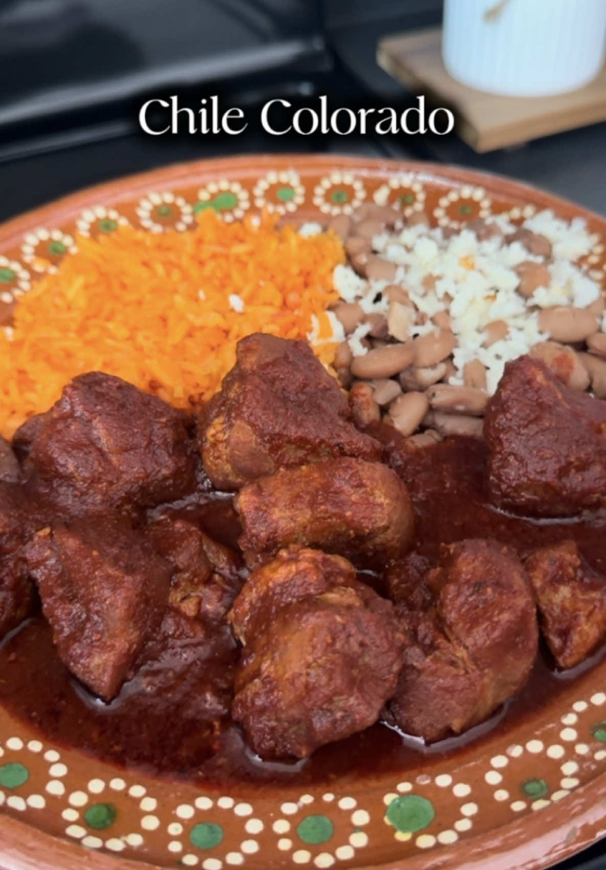 Chile colorado  Ingredientes: -2 libras de costilla de cerdo deshuesada  -7 chiles guajillo  -4 chiles de árbol (si quieres que sea picante) Preparación  1. comienza hidratando los chiles 2. ⁠agrega la carne en un sartén y condimenta con sal, ajo en polvo, pimienta, también agrega 2 hojas de laurel y 2 tazas de agua, tapa y deja a fuego medio  3. ⁠cuando el agua de la carne se consuma por completo a fuego medio deja dorar un poco la carne  4. ⁠en la licuadora agrega los chiles con un pedazo de cebolla, 3 ajos, 7 pimientas, 2 clavos, cominos, orégano, sal y una taza de agua donde se hidrataron los chiles  5. ⁠cuando la carne esté dorada al punto que tú desees agrega el chile y si es necesario agrega un poco más de agua, tapa y deja a fuego medio bajo por unos minutos y si es necesario agrega sal.                        #mexicanfood #chilecolorado #chilecoloradoconcarne #EasyRecipe #sahm 