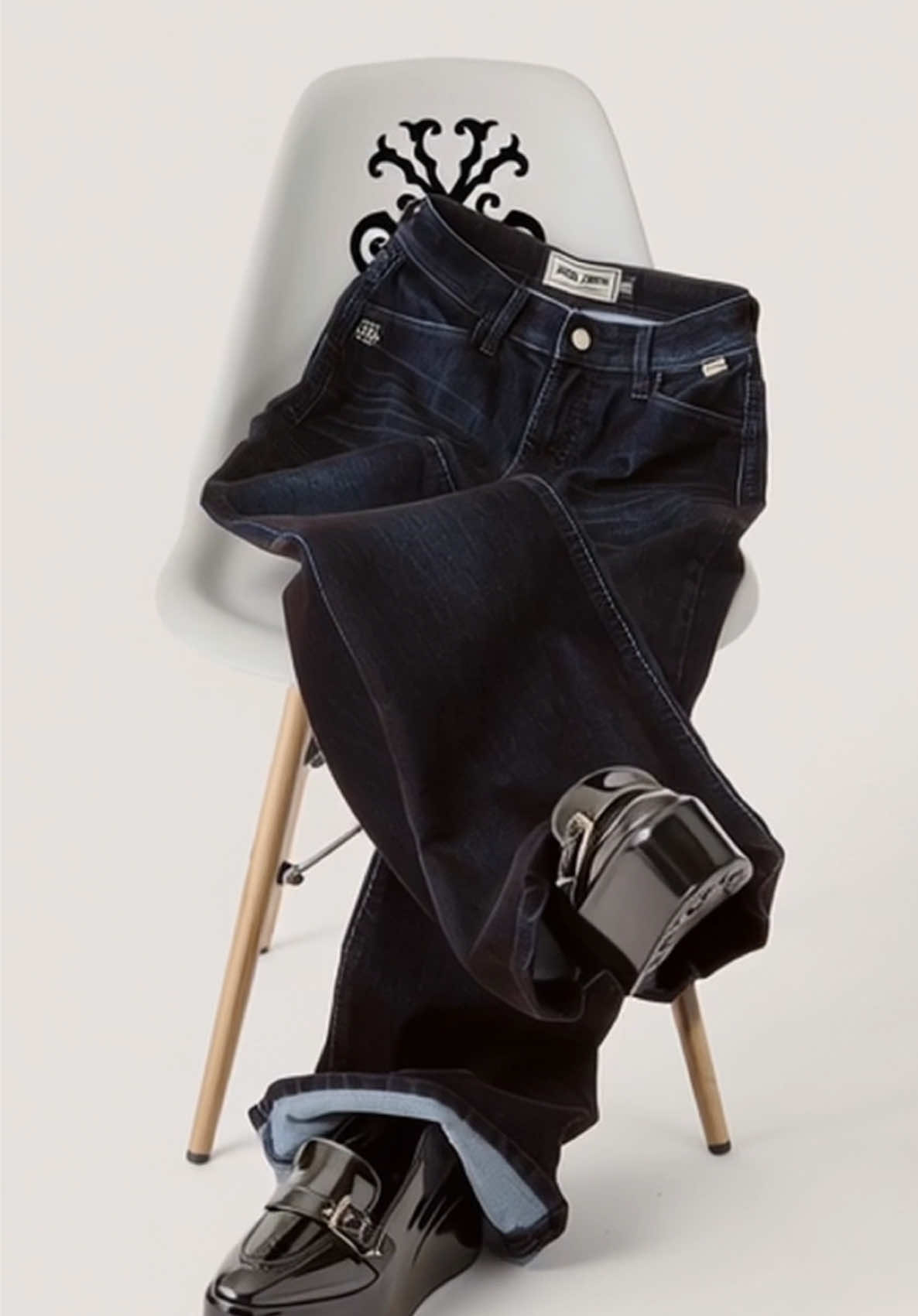 No model needed. 👖👀