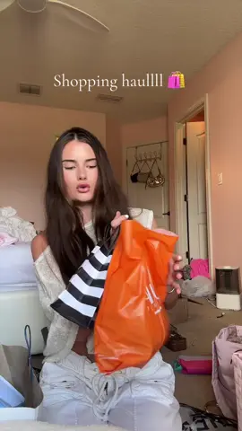 Small back to school haul for some retail therapy. I can never find anything I like while shopping so I was surprised I got anything at all 😭 #ultahaul #sephorahaul #shoppinghaul #backtoschoolshopping #aritziahaul 