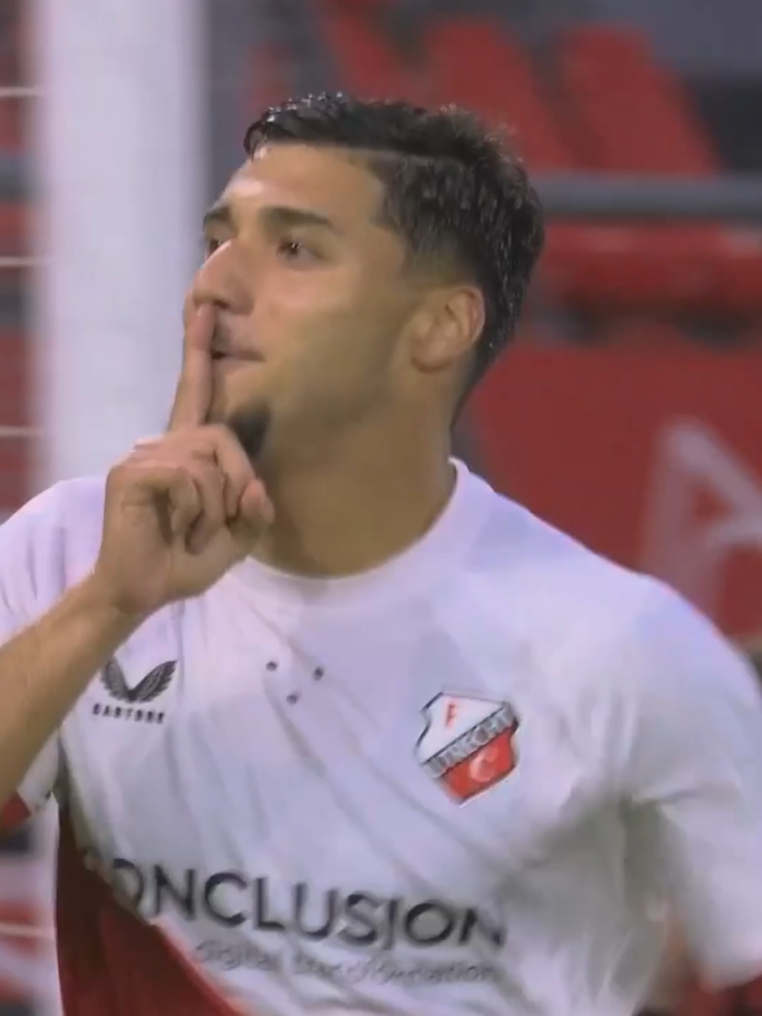 🤫 Emirhan Demircan komt goed weg, z'n teamgenoot minder 😅 🟨 #fcutrecht #ado #yellow