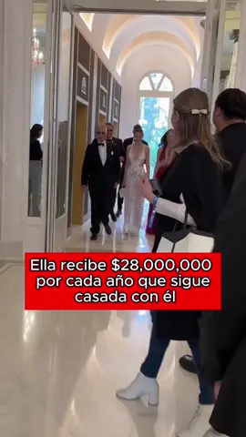 Ella recibe $28,000,000 por cada año que sigue casada con él, además de 2 cláusulas sorpresa que podrían cambiarlo todo. Aquí está la pareja Catherine Zeta Jones/Michael Douglas.