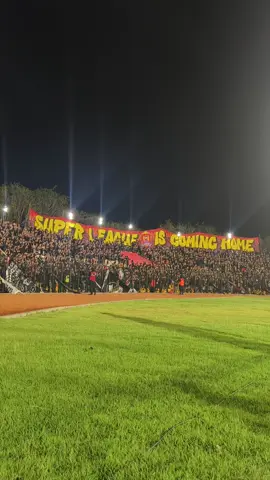 Di balik kekalahan menyakitkan #Persib tadi malam dari #Persijap ada satu hal yang membuat saya merasa kagum. Seperti di video ini, saya begitu takjub dengan suporter dari tim tuan rumah yang begitu militan dalam mendukung tim kesayangan. Chants-chants yang mereka nyanyikan membuat bulu kuduk merinding. Gemuruhnya membuat Stadion Gelora Bumi Kartini sangat “berisik” hingga untuk mendengarkan obrolan orang lain pun sulit terdengar. Nyaris sepanjang pertandingan mereka tak henti bersorak untuk membakar semangat. Maka, sangat pantas membuat Persijap begitu bersemangat, berapi-api hingga memenangi laga kemarin. Ini kali pertama saya menyambangi Stadion Gelora Bumi Kartini. Mengenal Persijap sejak era kipernya masih Danang Wihatmoko, kapten tim Evaldo Silva, Phaitoon Thiabma dan bintangnya Pablo Frances serta pelatih yang khas dengan topi inisial BJ. Kini, Persijap dan Stadion GBK-nya sudah banyak berubah. Tidak besar, tapi stadion ini menjadi lebih baik dengan antusiasme suporter Jetman Cs yang luar biasa.  Ya, sebagai bagian dari Persib, sakit juga sih dengan kekalahan atas Persijap. Tapi, itulah sepakbola. Semua bisa terjadi. Kami yang menyandang status juara back to back pun nyatanya takluk oleh tim yang kembali mentas di kasta tertinggi setelah tidur panjangnya. Selamat, Persijap. Sebuah kota kecil di ujung utara Jawa Tengah yang pendukungnya mampu mengawal dengan gagah. Stadion kecil dengan aura yang besar. Salut. 