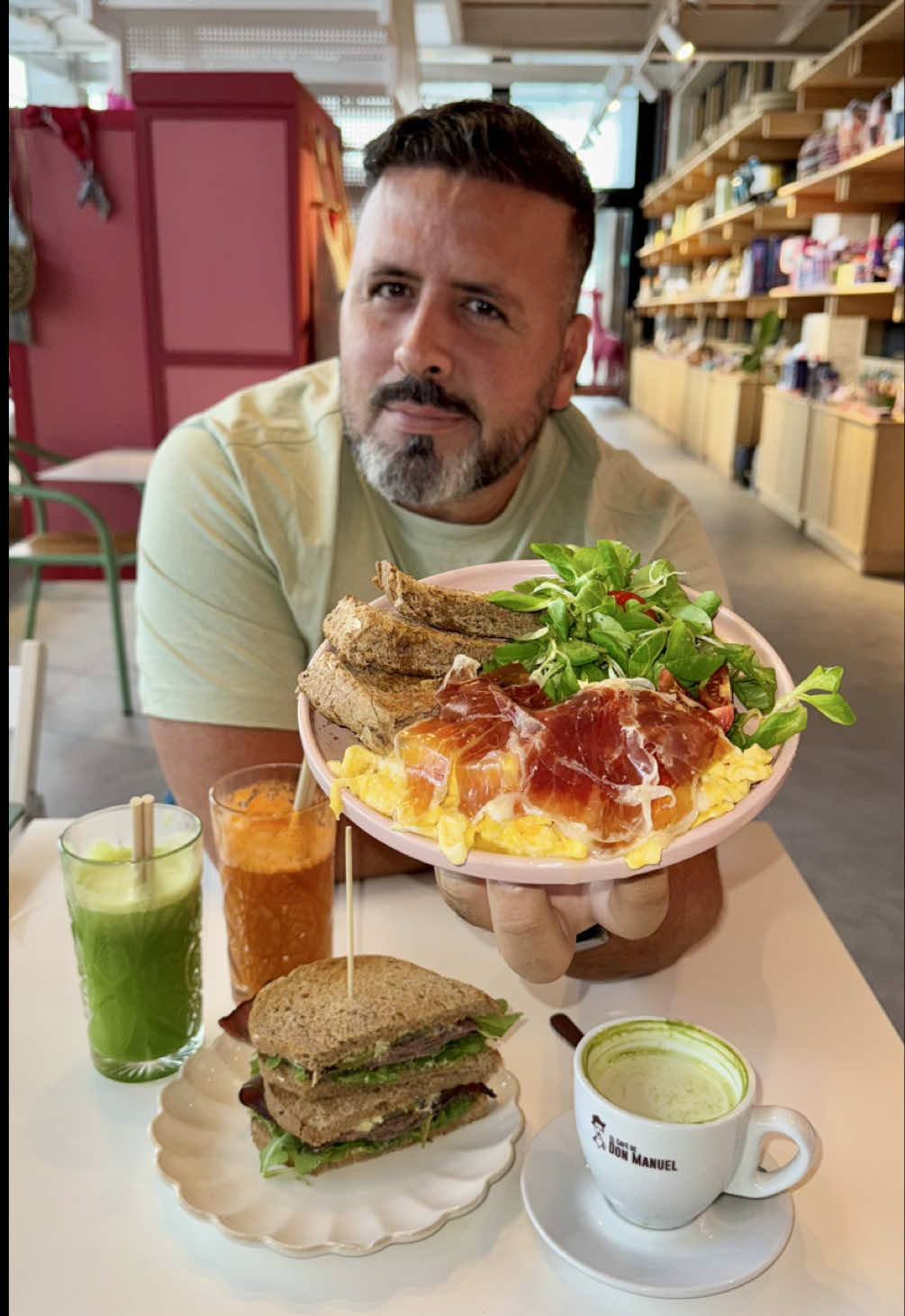 ✨ ¿Te gusta cuidarte y comer sano? En el CC Las Ramblas, en Las Palmas de Gran Canaria, descubrí NANKURUNAISA 🌱  Un espacio único donde cafetería y tienda de diseñadores locales se fusionan. ☕ Empecé con un matcha latte ecológico, seguí con los huevos Nanku de jamón ibérico, un sándwich de pastrami estilo neoyorquino, y terminamos con una galleta vegana de chocolate y una tarta de queso espectacular. 💡 Además, aquí también organizan eventos y talleres en su invernadero. Un lugar diferente, con un concepto que está revolucionando la isla. 📍 C.C. Las Ramblas – Las Palmas de Gran Canaria ✄ - - - - - - - - - - - - - - - - - - - - - - - - - - - - - - - - #nankurunaisa #lasramblascentro #cafeteria #tienda #ropa           