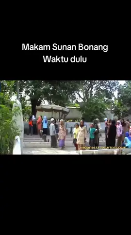 Wajar menjadi pertanyaan jika terdapat banyak nisan2 baru di sekitarnya. yang bisa menjawab pun harus sesuai realita knp bisa tambah banyak..