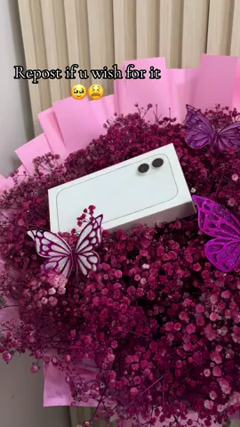 Best gift ever 🥰#lovelanguage #flowersuganda #newphone #birthdaypackage #bestiegifts #birthdayflowers #birthdaysurprise 