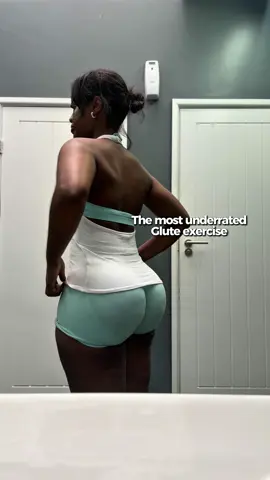 Walking lunges = glute gold 🍑 🔬 Studies show they fire up the glute max nearly 2x more than static lunges—especially with a longer stride + slight forward lean. Don’t skip ‘em 👀🔥 #GluteGains #ScienceBacked #glutes 