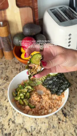 It was never just a trend for me🥵 literally only takes me 20 min to make, prep, and serve!! SO easy & ofc so yummy and healthy✨ MACROS: 43g protein, 26g carbs, 24g fat, 485 calories RECIPE: 1️⃣Top 6oz salmon fillet w/ sou sauce, garlic powder, black pepper, red pepper flakes, Dijon mustard, and optionally honey! I also often just use teriyaki sauce. Bake at 400°F for 15 minutes. 2️⃣Cook white or jasmine rice.  3️⃣To a bowl, add 1/2 cup rice and the salmon fillet. Add in 1 tbsp light Mayo, sriracha, and soy sauce. Mix all together.  4️⃣Top with sesame seeds & serve with a mini cucumber (I added all the same seasonings) and seaweed sheets (I use 2 packs). Optionally add avocado. Enjoy! Join my coaching to reach your goals with meals you’ll actually love just like this one💪🏼 apply today & jump in on our fall challenge starting soon!