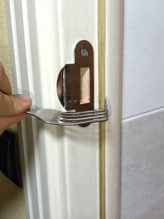 Great Life Hack for Doors! How to Securely Lock a Door if the Lock is Broken. Easy hacks to do at home that really work #DIY #doors #tips #tricks #lifehacks 