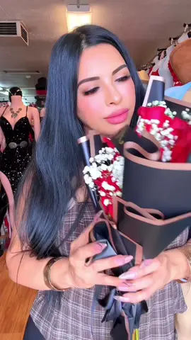 Gracias por enviarme estas bellas rosas I really loved the! Love you♥️♥️♥️@Pelon tristan  ♥️#rosielafashioncali #iselabeltran #luzgonzalezoficial #rosas 