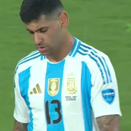 🚨 OFFICIEL : Cristian Romero prolonge avec Tottenham jusqu’en 2029 !*   Notre *capitaine* 🇦🇷 signe un nouveau contrat de long terme avec les Spurs.   Leader, guerrier, muraille… il incarne l’âme de cette équipe.   Tottenham sécurise son patron en défense pour les années à venir.   💪🤍 📊 *Statistiques avec les Spurs (2021–2025)* :   • 126 matchs   • 8 buts   • 3 passes décisives   • Dernier but : Supercoupe d’Europe   • Arrivé en 2021, transfert définitif en 2022 pour 52M€ 🧠 *Capitaine depuis 2025/26* – un vrai leader sur et en dehors du terrain.