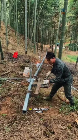 Inovasi Rel Bambu di Pegunungan Cina Deskripsi: Inilah proses menakjubkan pembuatan jalur angkut sederhana di tengah hutan bambu pegunungan Cina. Dengan hanya mengandalkan besi kotak, palu besar, dan tenaga tangan, rel mini ini berhasil dibangun mengikuti kontur bukit hingga menyeberangi sungai. Hasilnya adalah kereta mini sederhana yang sangat berguna untuk mengangkut hasil panen dan barang berat, tanpa harus susah payah dipikul naik turun bukit. #inovasi #unik #pegunungan #cina #relmini 