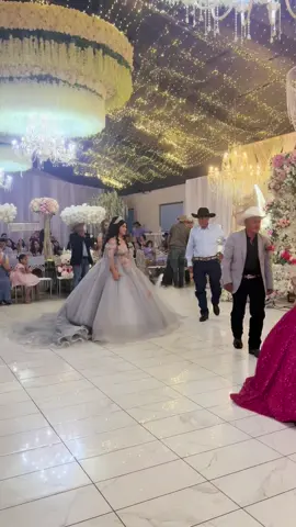 Bailado con el abuelo y padrino las quinceañeras 