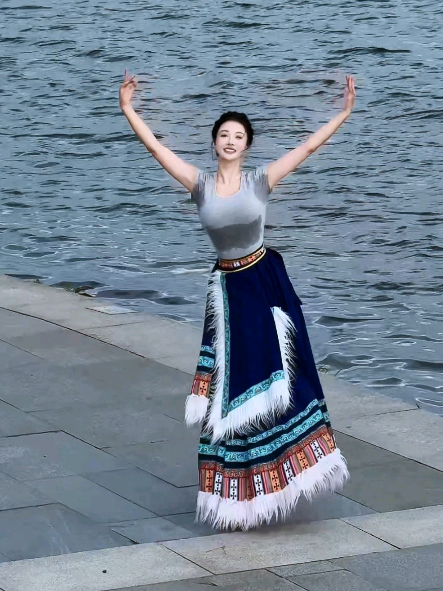 香汗淋漓的#画你#锅庄舞 #户外舞蹈#舞台无处不在#民族舞蹈舞出民族特色 