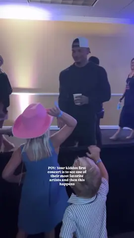The most special memory on the night of their first ever concert seeing one of their favorite artists 🥺 #orlandomom #kanebrown #countryconcert #kidssurprise #kanebrownmusic 